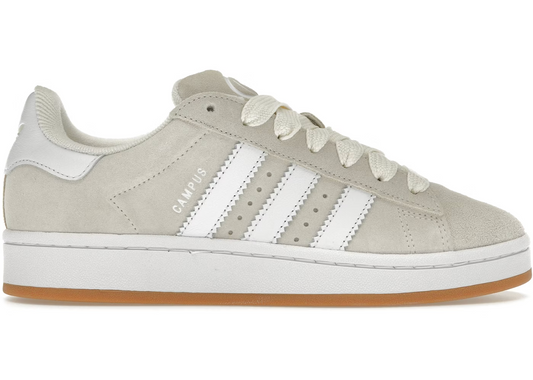 Adidas Campus 00s wonder white, de perfekte sneakers til en hver lejlighed. Disse Campus 00s er perfekte til et hvert outfit. 
Set fra siden