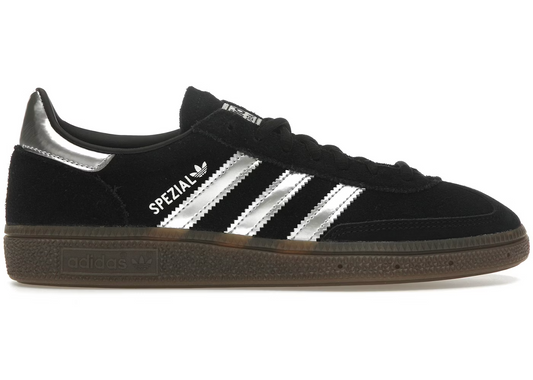 Adidas Handball Spezial Core Black Silver Metallic. 
Den perfekte sneaker, klassisk med et lille pift. Du får her en af de helt klassiske sneakers, med et lille twist. Den sikre et frisk og moderne look. Shop Adidas Handball Spezial idag
Set fra siden
