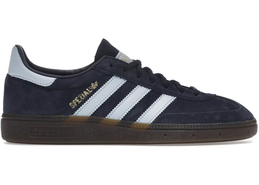 Adidas Handball Spezial Navy Gum 
Shop denne stilede sneaker fra adidas her hos os. Du kan få Den adidas Handball spezial model, til en konkurrence dygtig pris. 
Set fra siden