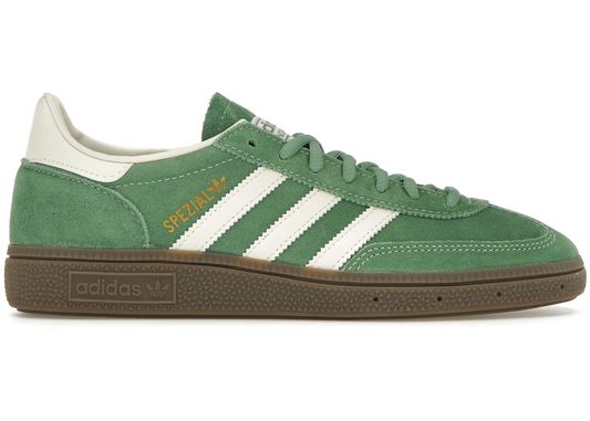 Adidas Handball Spezial Preloved Green
Shop dit næste par Handball Spezial. Disse Handball Spezial, er de perfekte sneaker til enhver lejlighed. Deres elegante design sikre dig en alsidig sneaker. 
Set fra siden