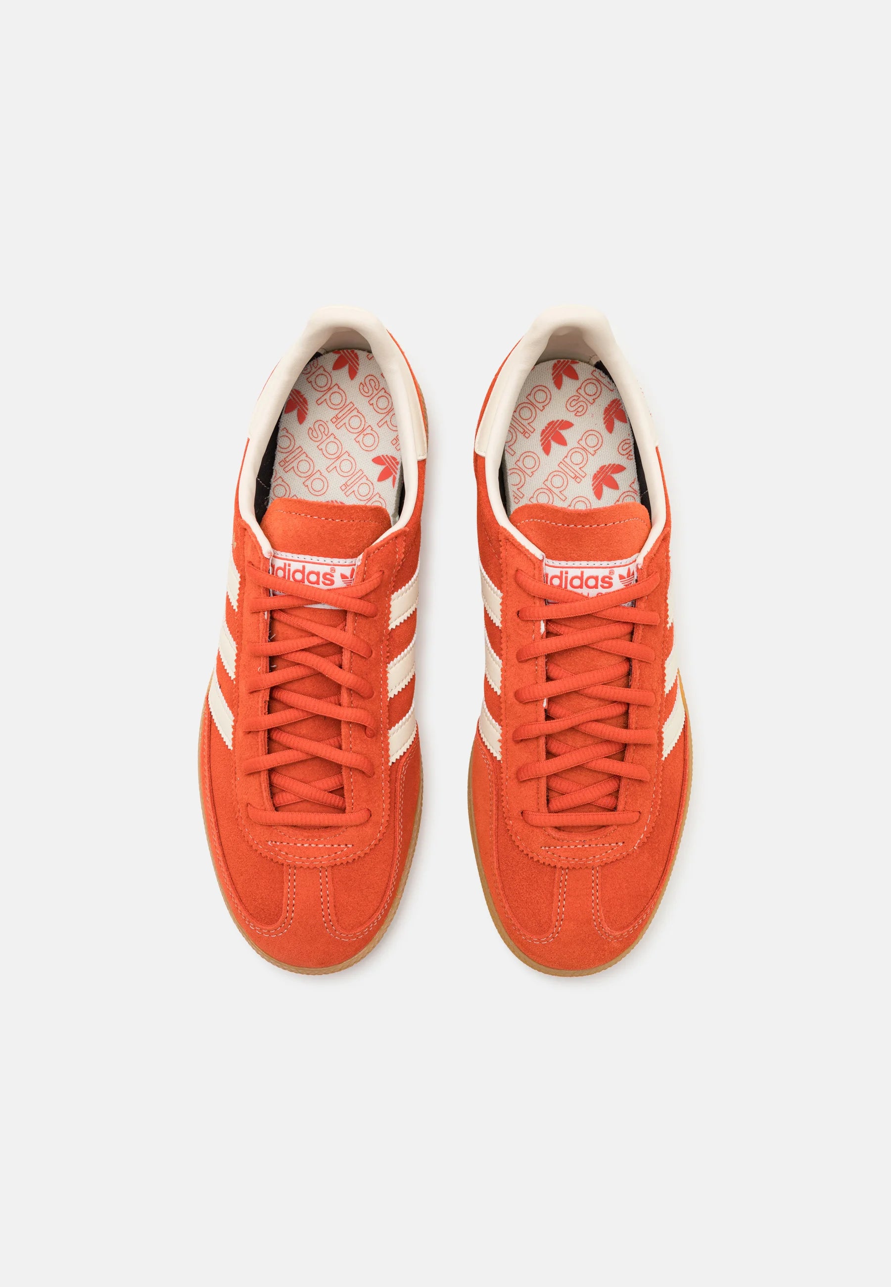 Adidas Handball Spezial Preloved Red
Shop dit næste par Handball Spezial. Disse Handball Spezial, er de perfekte sneaker til enhver lejlighed. Deres elegante design sikre dig en alsidig sneaker. 
top view