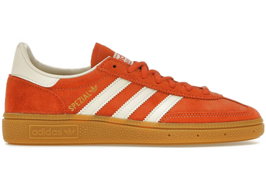 Adidas Handball Spezial Preloved Red
Shop dit næste par Handball Spezial. Disse Handball Spezial, er de perfekte sneaker til enhver lejlighed. Deres elegante design sikre dig en alsidig sneaker. 
set fra siden