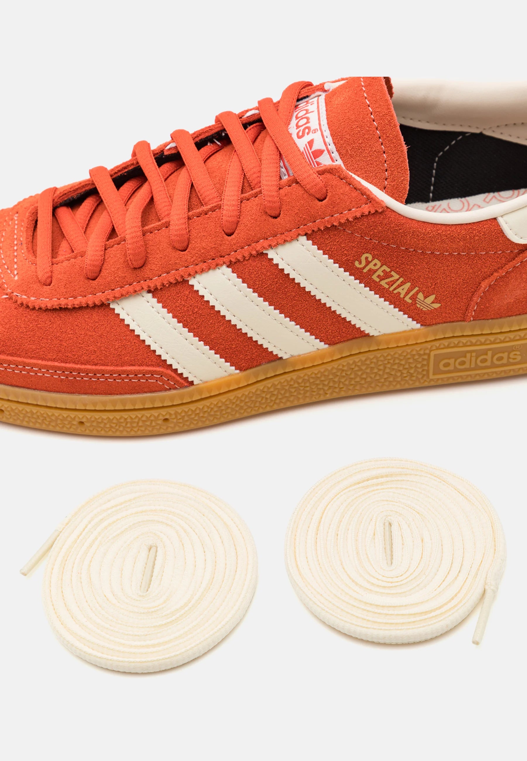 Adidas Handball Spezial Preloved Red
Shop dit næste par Handball Spezial. Disse Handball Spezial, er de perfekte sneaker til enhver lejlighed. Deres elegante design sikre dig en alsidig sneaker. 
ekstra snørebånd