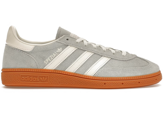 Adidas Handball Spezial Wonder Silver
Shop dit næste par Handball Spezial. Disse Handball Spezial Wonder Silver, er de perfekte sneaker til enhver lejlighed. Deres elegante design sikre dig en alsidig sneaker. 
Set fra siden