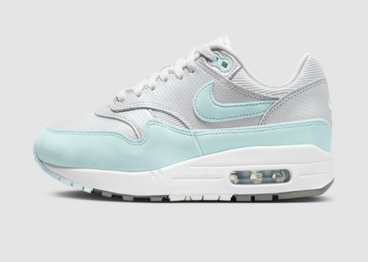 Nike Air Max 1 '87 Blue Metallic Platinum – en eksklusiv sneaker fra Nike med Air Max-dæmpning og et stilrent design. Perfekt til både streetwear og hverdagsbrug.