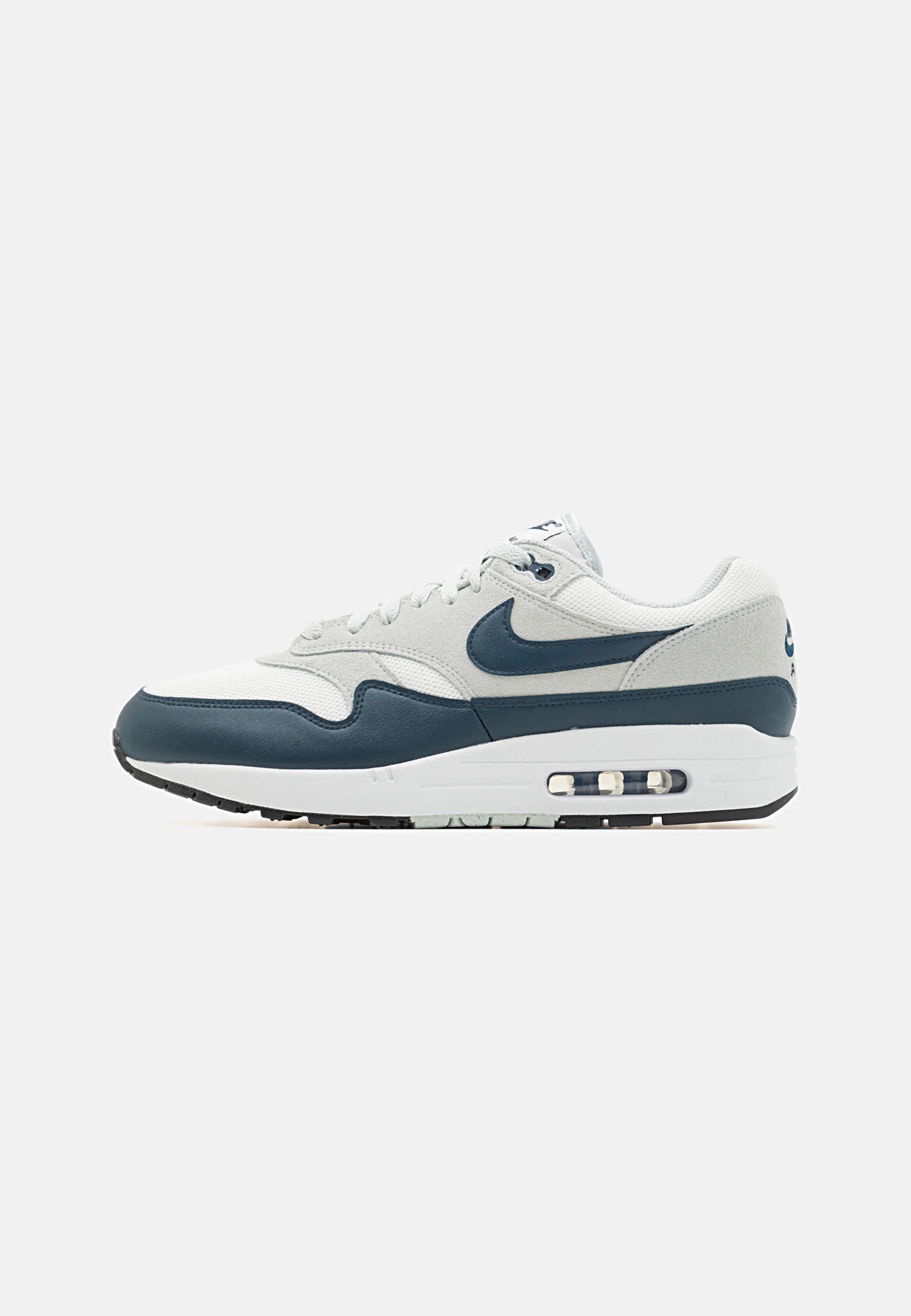 Nike Air Max 1 light army 
De perfekte Air max 1 fra Nike af. Disse sneakers går godt til de fleste outfits. De er sikrede at få dig til at skille dig ud. Perfekte Sneakers til enhver lejlighed.