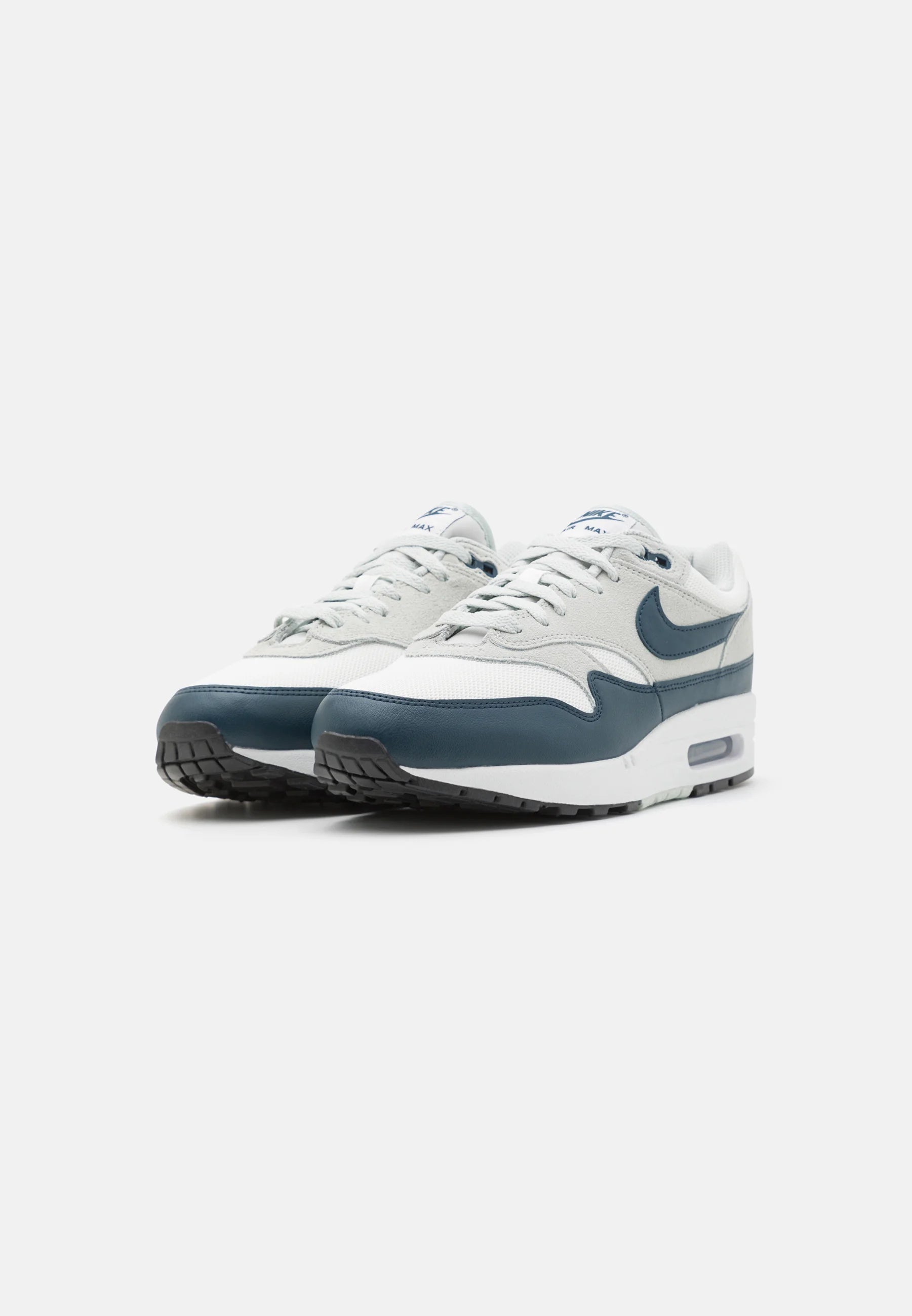 Nike Air Max 1 light army 
De perfekte Air max 1 fra Nike af. Disse sneakers går godt til de fleste outfits. De er sikrede at få dig til at skille dig ud. Perfekte Sneakers til enhver lejlighed.set fra fronten