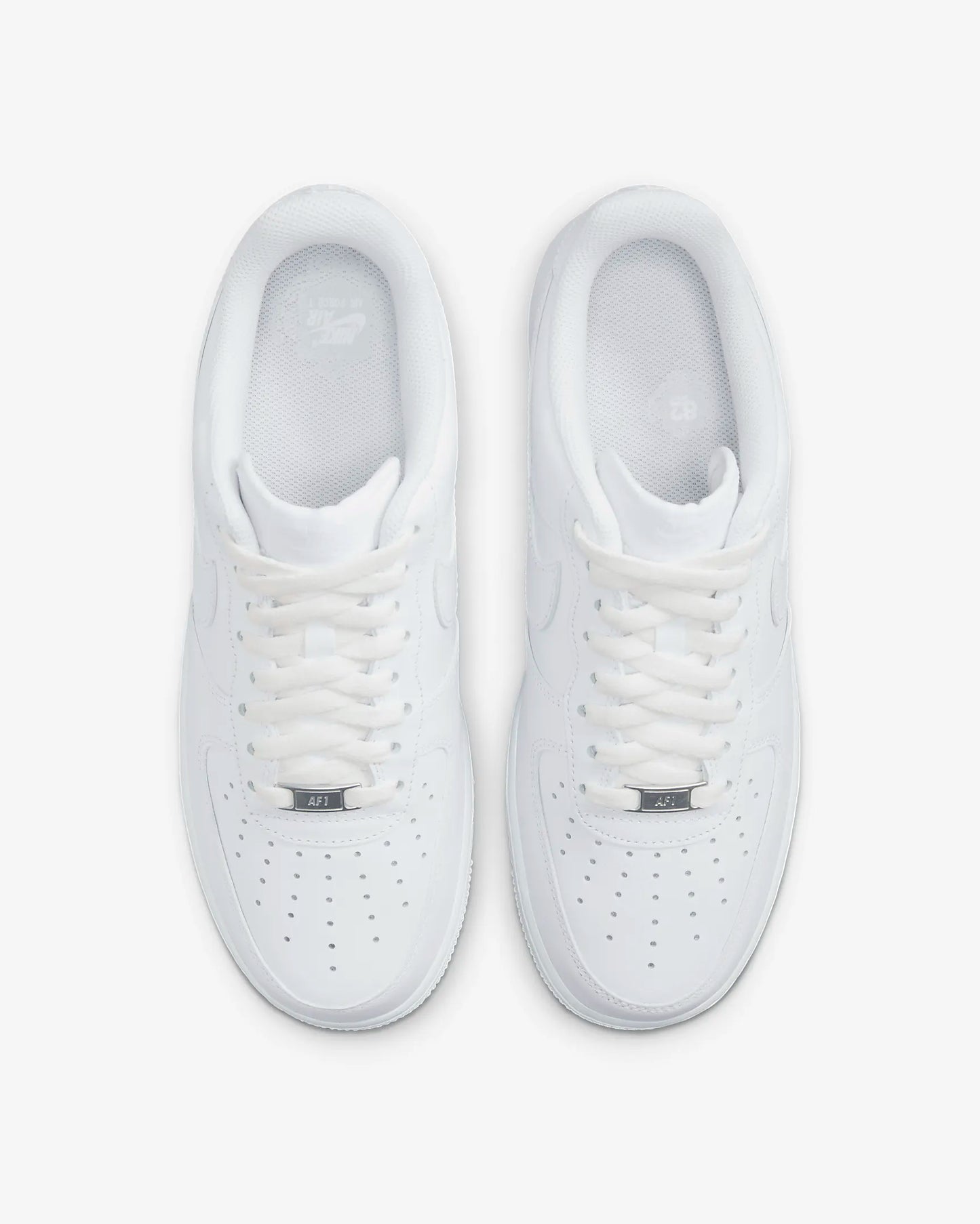Nike Air force 1 
En tidsløs klassiker. Sneakeren alle kender. Denne sneaker med sin bløde gummi sål er det perfekte valg til en hver Nike elsker. 
set fra oven