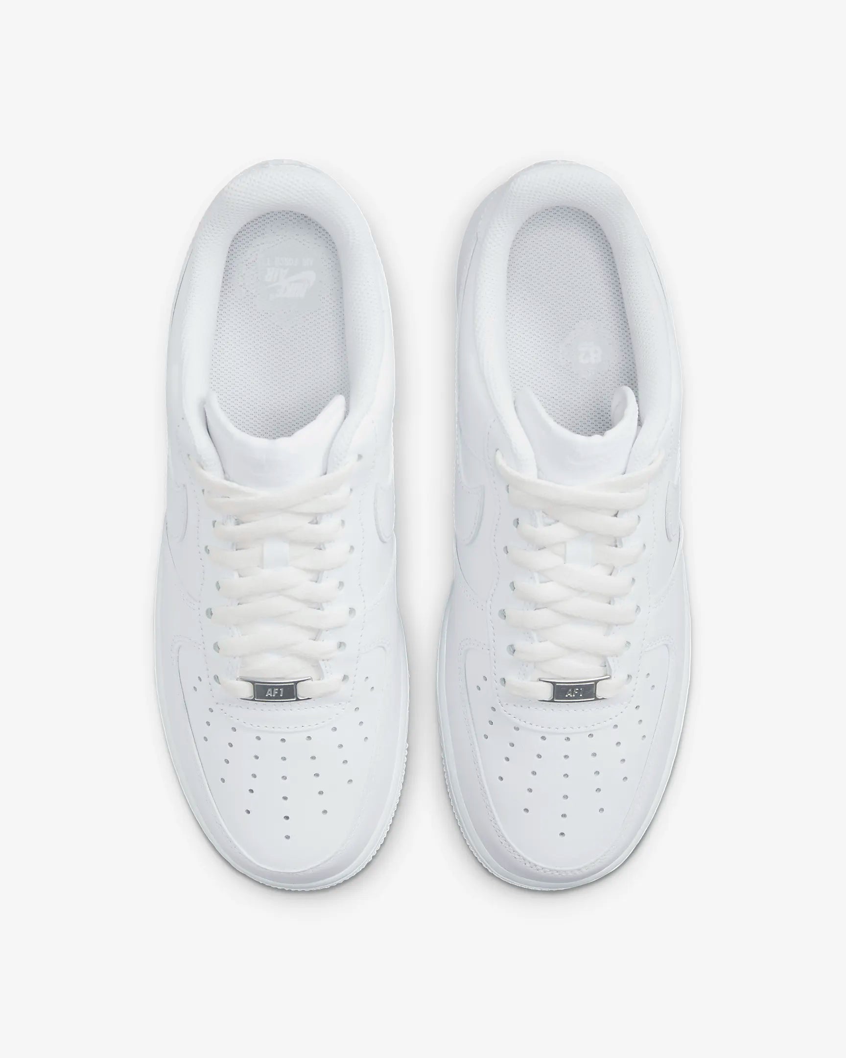Nike Air force 1 
En tidsløs klassiker. Sneakeren alle kender. Denne sneaker med sin bløde gummi sål er det perfekte valg til en hver Nike elsker. 
set fra oven