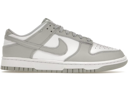 Nike Dunk Low Grey fog 
En tidsløs klassiker. Sneakeren alle kender. Denne sneaker med sin bløde gummi sål er det perfekte valg til en hver Nike elsker.