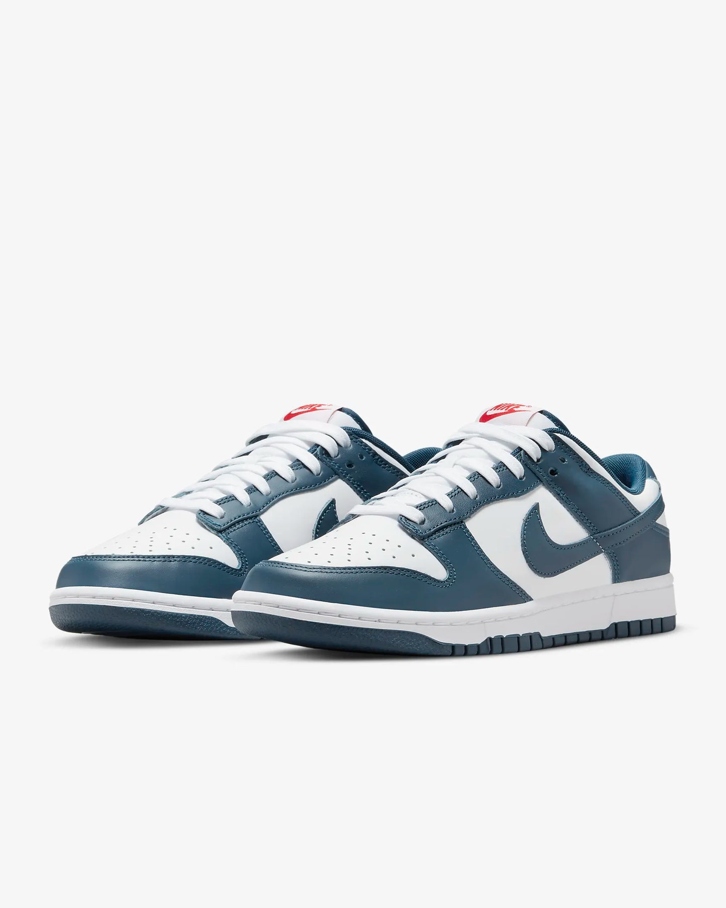 Nike Dunk Low valarian blue
En tidsløs klassiker. Sneakeren alle kender. Denne sneaker med sin bløde gummi sål er det perfekte valg til en hver Nike elsker. 
set sammen