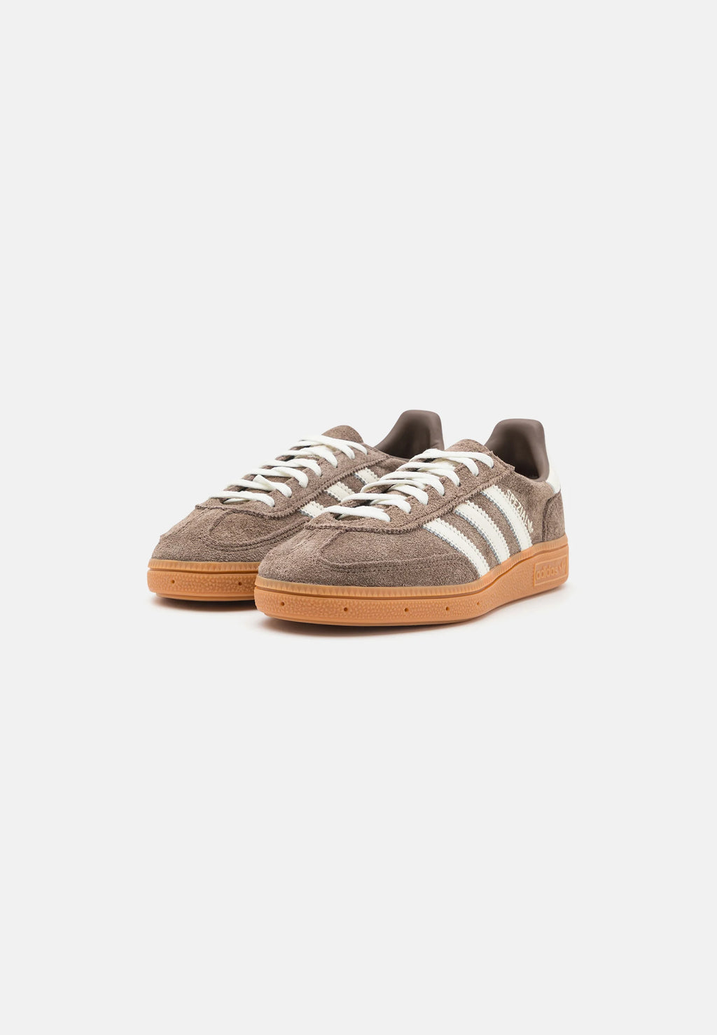 Adidas Handball Spezial Earth Strata, den perfekte sneaker til enhver lejlighed.
front