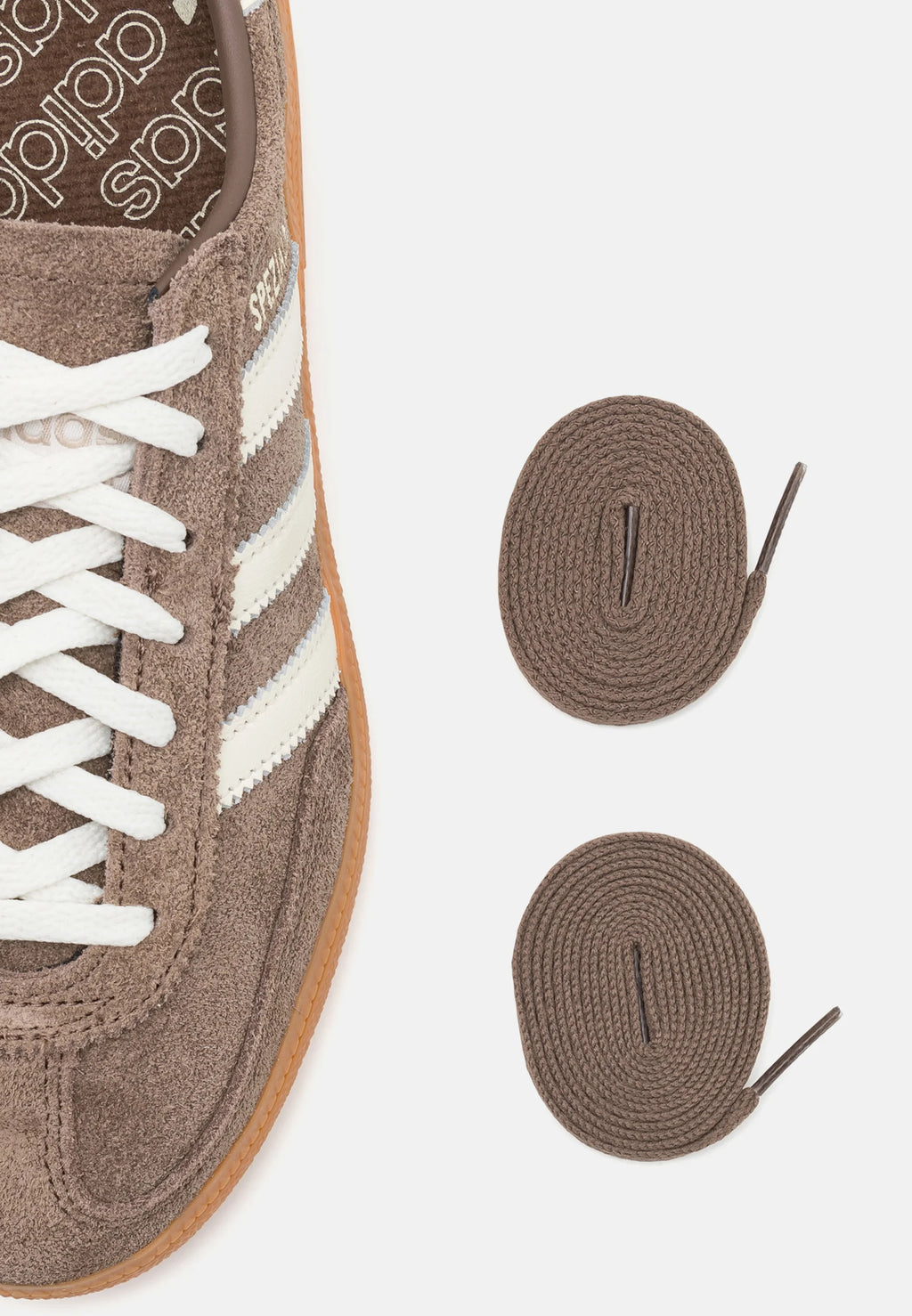 Adidas Handball Spezial Earth Strata, den perfekte sneaker til enhver lejlighed.
Tilbehør