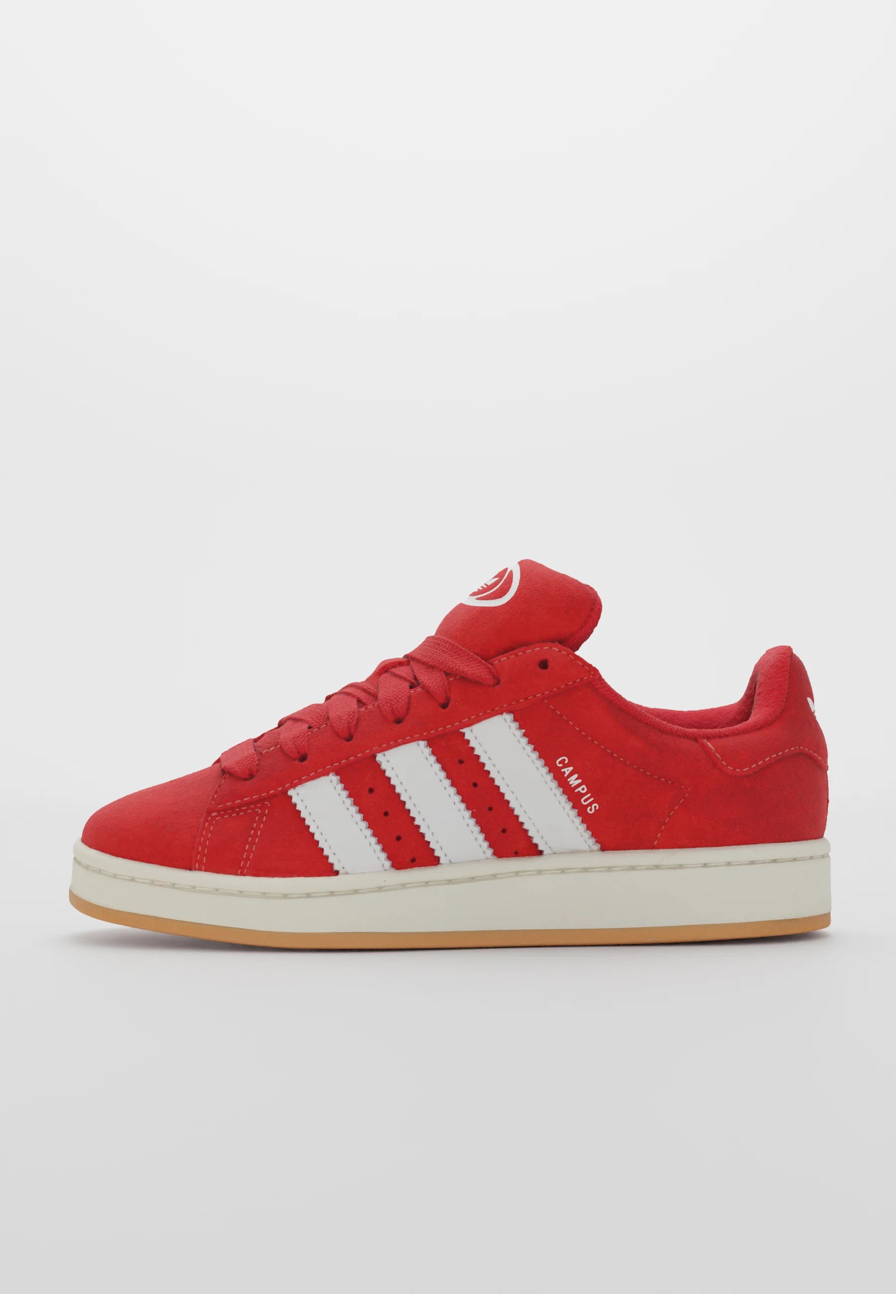 Adidas Campus 00's Better Scarlet Cloud White
Dette er de perfekte og unikke, Campus 00s som er perfekte til enhver lejlighed. De er et sikkert valg, hvis du vil skille dig ud fra mængden. 
Perfekt valg for enhver Adidas elsker
set fra siden
