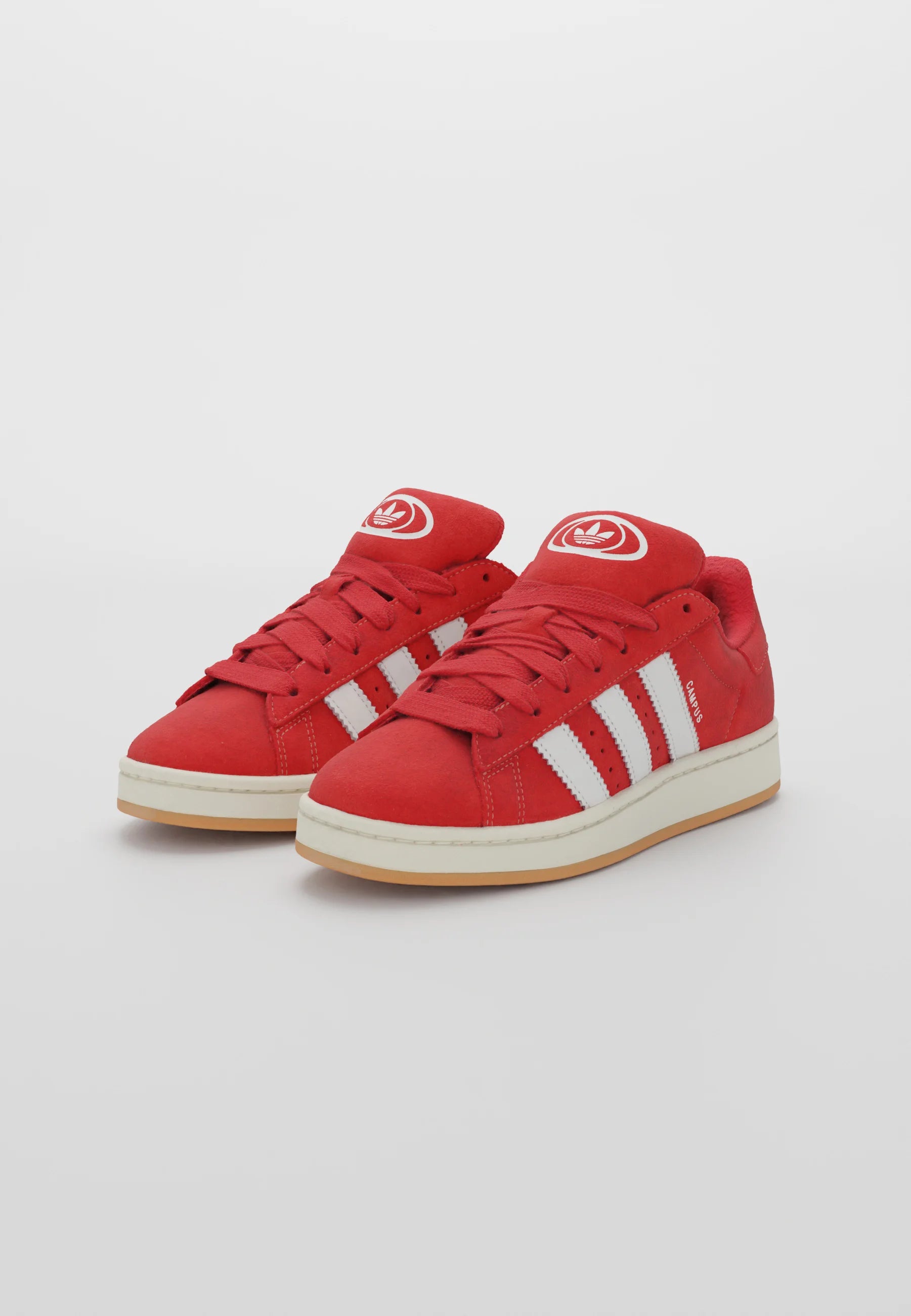 Adidas Campus 00's Better Scarlet Cloud White
Dette er de perfekte og unikke, Campus 00s som er perfekte til enhver lejlighed. De er et sikkert valg, hvis du vil skille dig ud fra mængden. 
Perfekt valg for enhver Adidas elsker
set fra siden