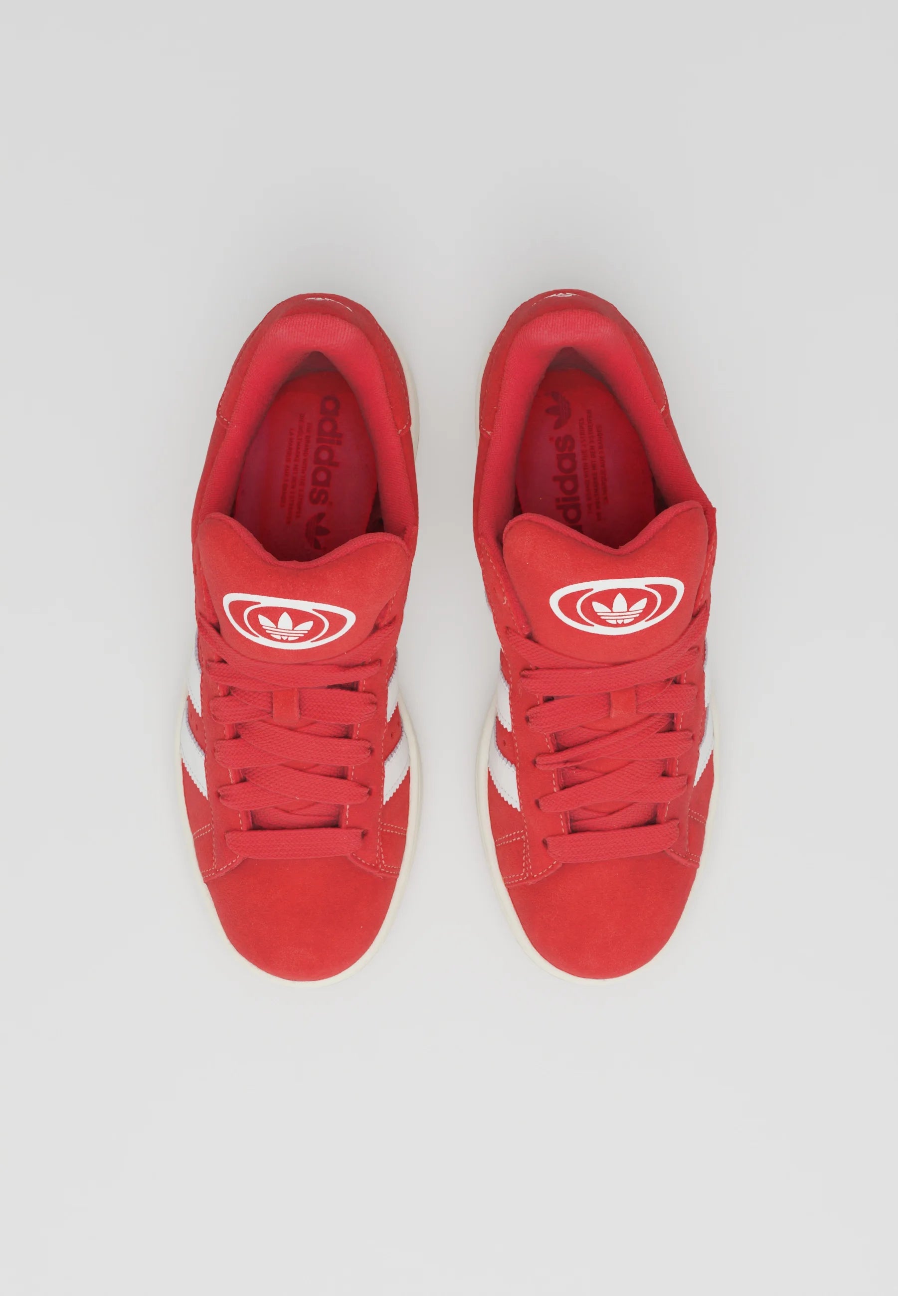 Adidas Campus 00's Better Scarlet Cloud White
Dette er de perfekte og unikke, Campus 00s som er perfekte til enhver lejlighed. De er et sikkert valg, hvis du vil skille dig ud fra mængden. 
Perfekt valg for enhver Adidas elsker
set fra toppen