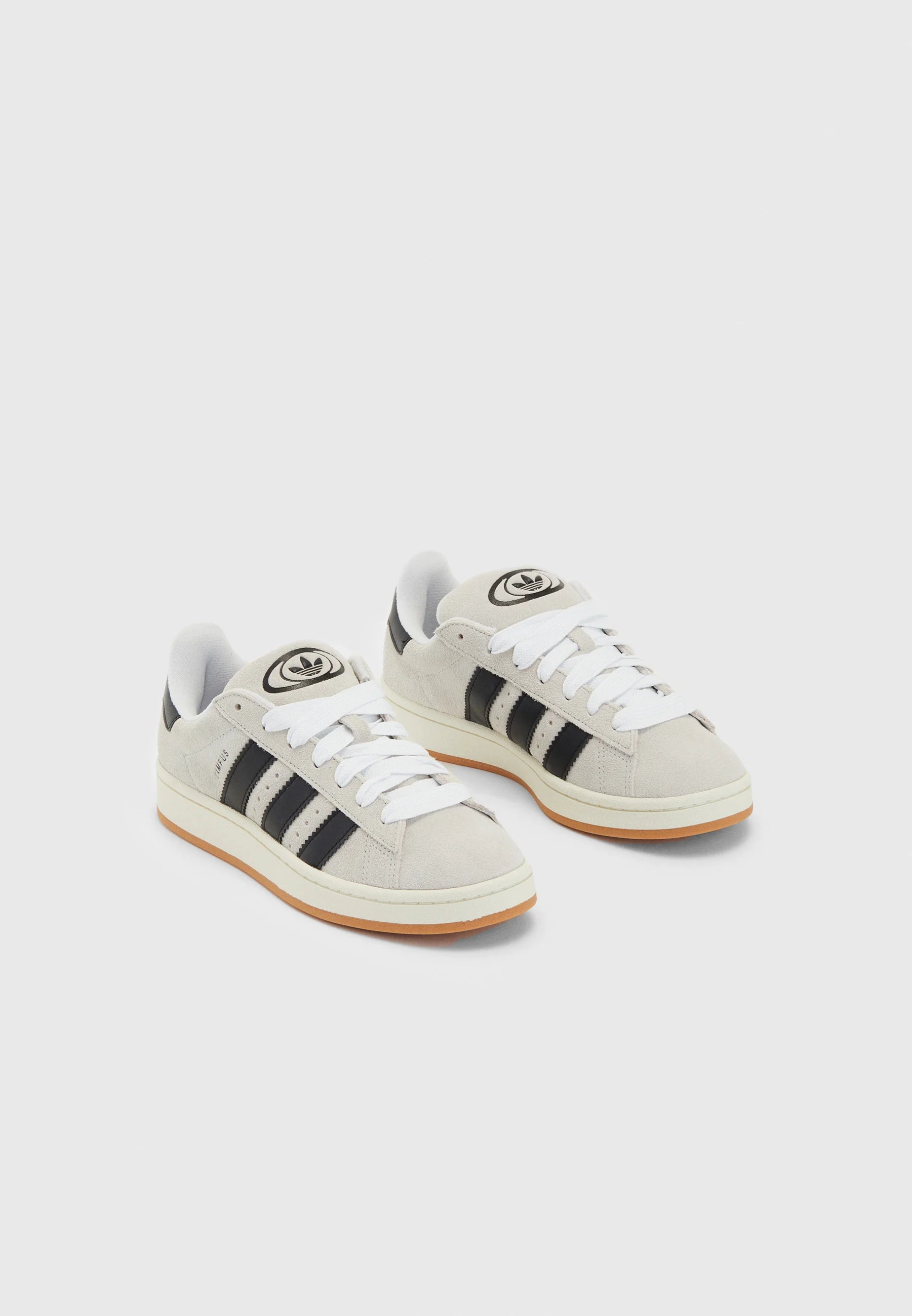 Adidas Campus 00's Crystal White Core Black
Dette er de perfekte og unikke, Campus 00s som er perfekte til enhver lejlighed. De er et sikkert valg, hvis du vil skille dig ud fra mængden. 
Perfekt valg for enhver Adidas elsker