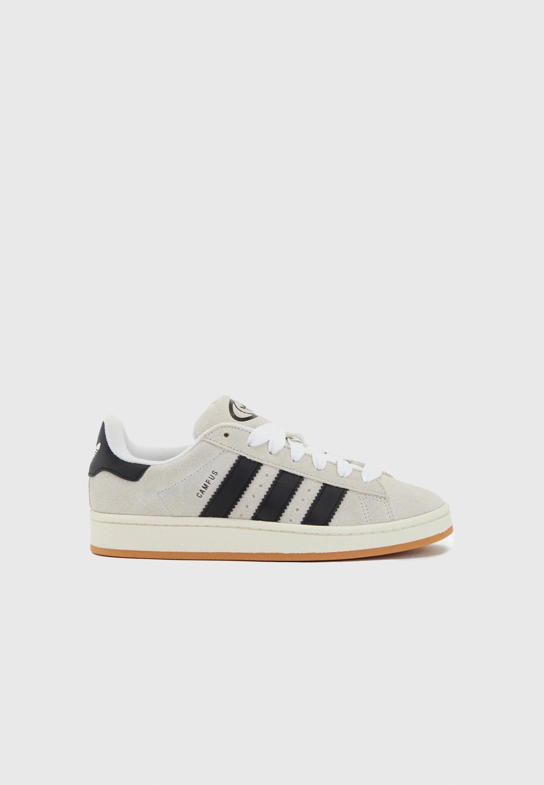 Adidas Campus 00's Crystal White Core Black
Dette er de perfekte og unikke, Campus 00s som er perfekte til enhver lejlighed. De er et sikkert valg, hvis du vil skille dig ud fra mængden. 
Perfekt valg for enhver Adidas elsker
set fra siden