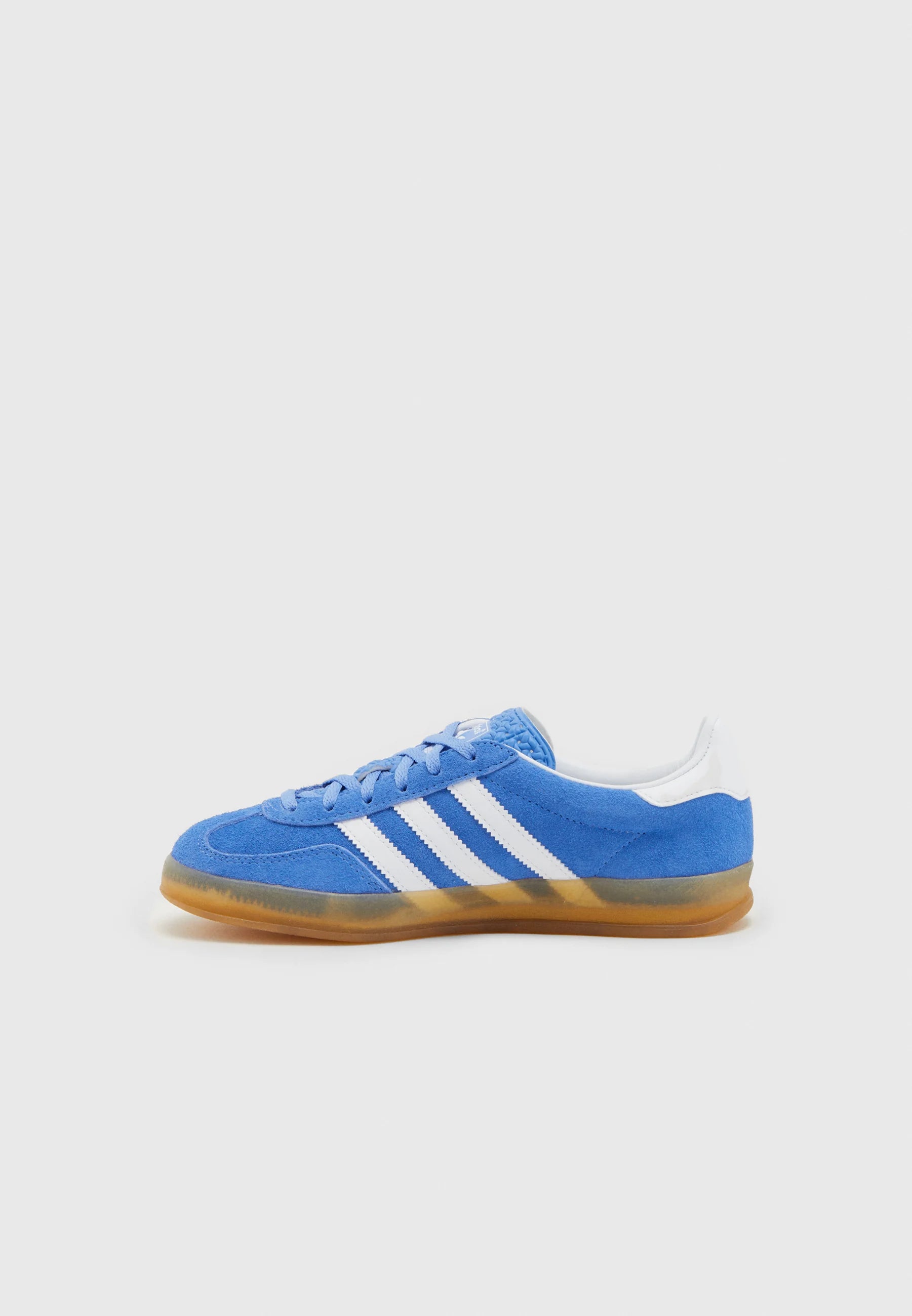 Adidas Gazelle Indoor Blue Fusion Gum, den perfekte sneaker. 
set fra siden