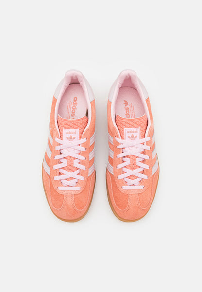 Adidas Gazelle Indoor Wonder clay
Er den perfekte Sneaker til både sport og streetwear. Den giver et frisk look når du går på gaden, denne stilet sneaker sørger for du bliver bemærket 
Set fra toppen 