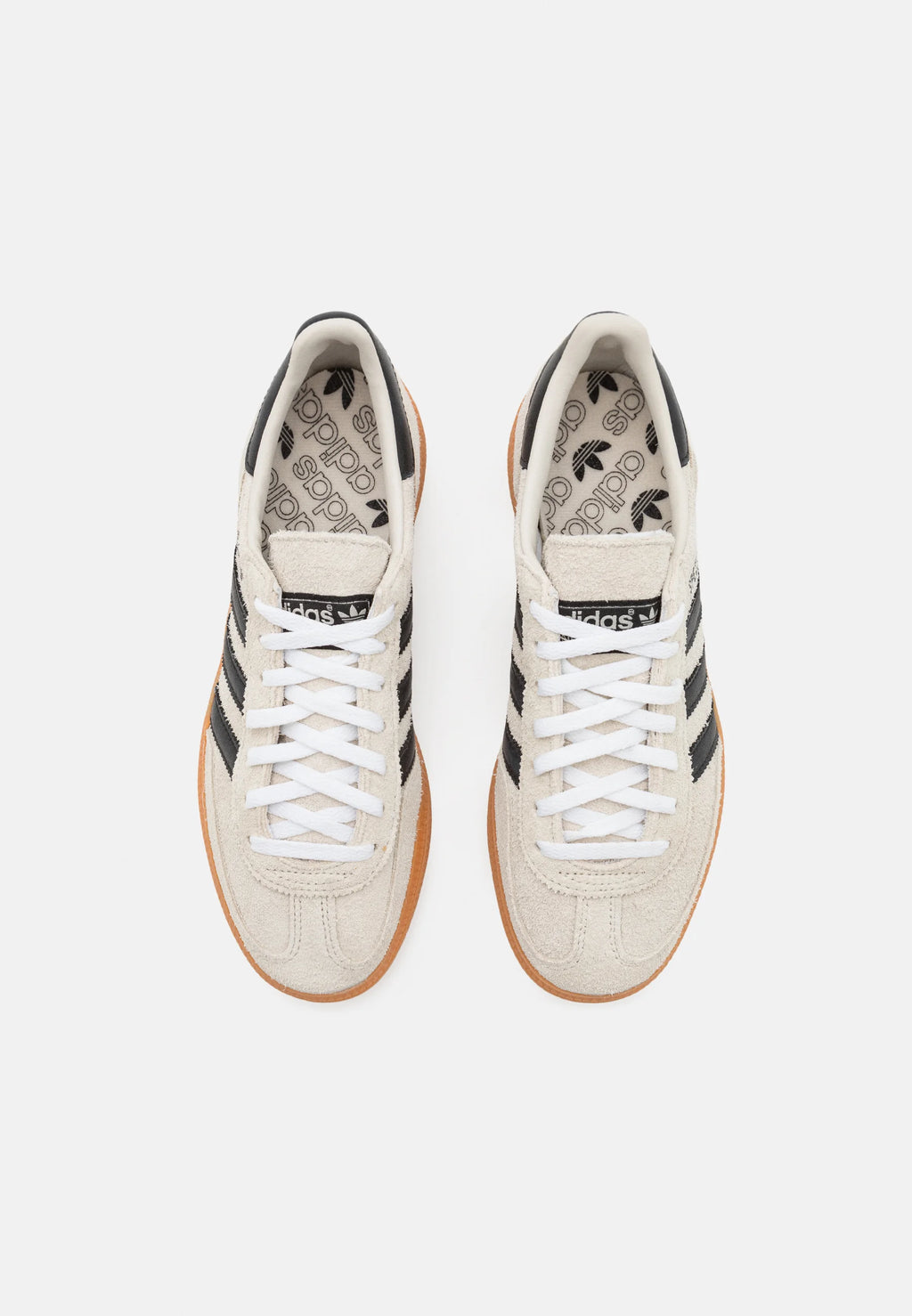 Adidas Handball Spezial Aluminium Core black 
Shop dit næste par Handball Spezial. Disse Handball Spezial, er de perfekte sneaker til enhver lejlighed. Deres elegante design sikre dig en alsidig sneaker. 
set fra toppen