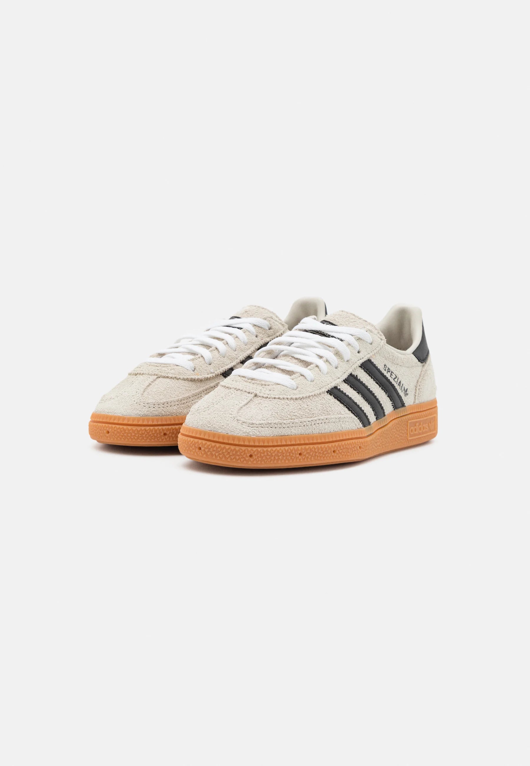 Adidas Handball Spezial Aluminium Core black 
Shop dit næste par Handball Spezial. Disse Handball Spezial, er de perfekte sneaker til enhver lejlighed. Deres elegante design sikre dig en alsidig sneaker. 
Begge sko 