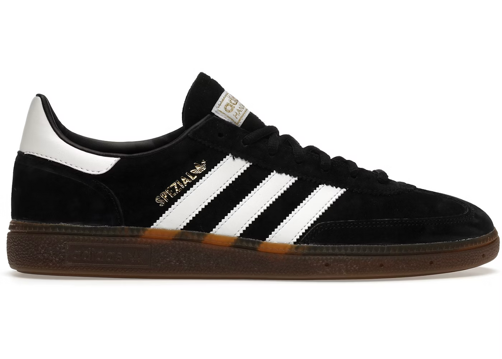 Adidas Handball Spezial Black Gum
Den perfekte sneaker, klassisk med et lille pift. Du får her en af de helt klassiske sneakers, med et lille twist. Den sikre et frisk og moderne look. Shop Adidas Handball Spezial idag
set fra siden