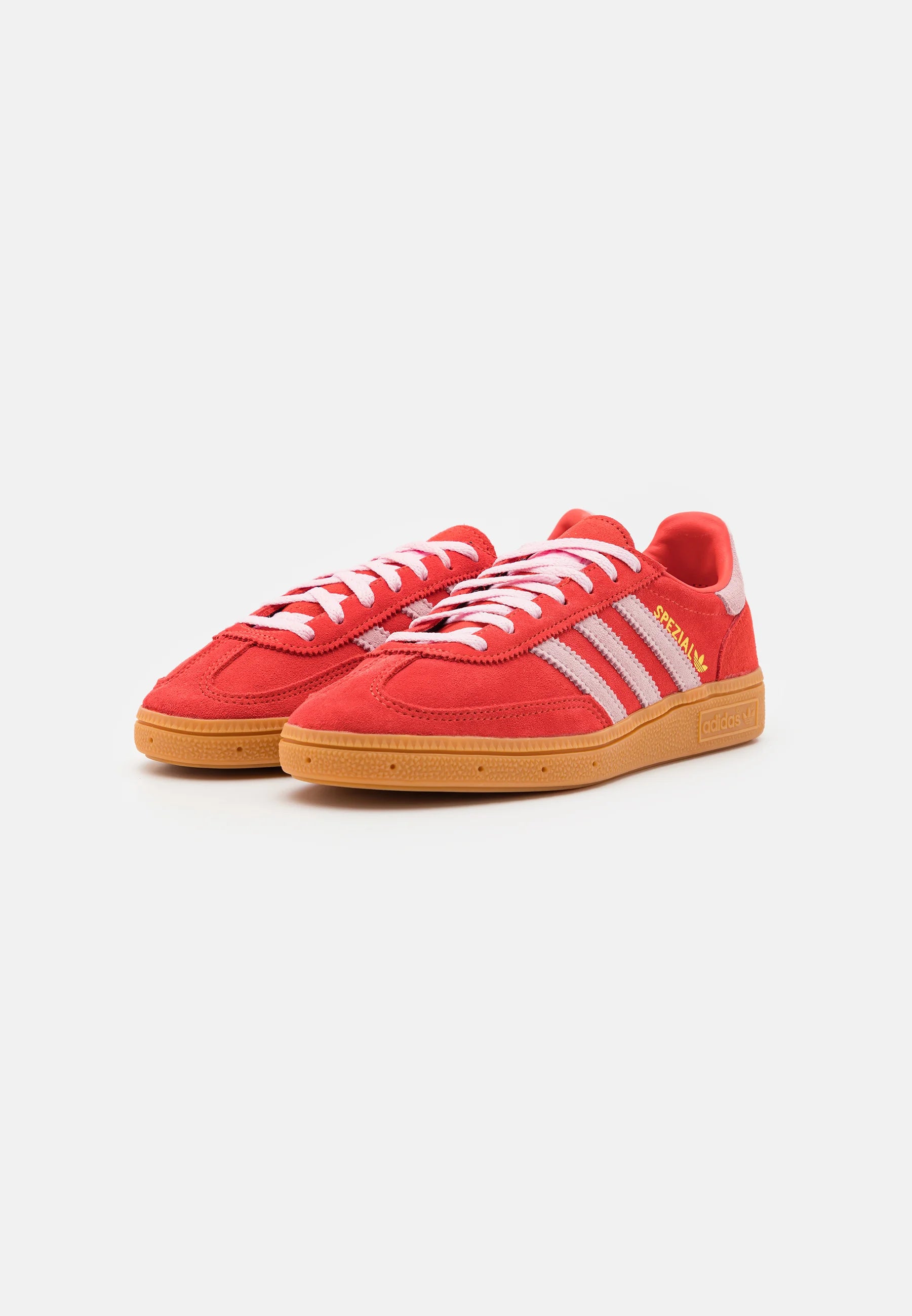Adidas Handball Spezial Bright red Clear Pink
Shop dit næste par Handball Spezial. Disse Handball Spezial, er de perfekte sneaker til enhver lejlighed. Deres elegante design sikre dig en alsidig sneaker. 
Set fra siden begge par