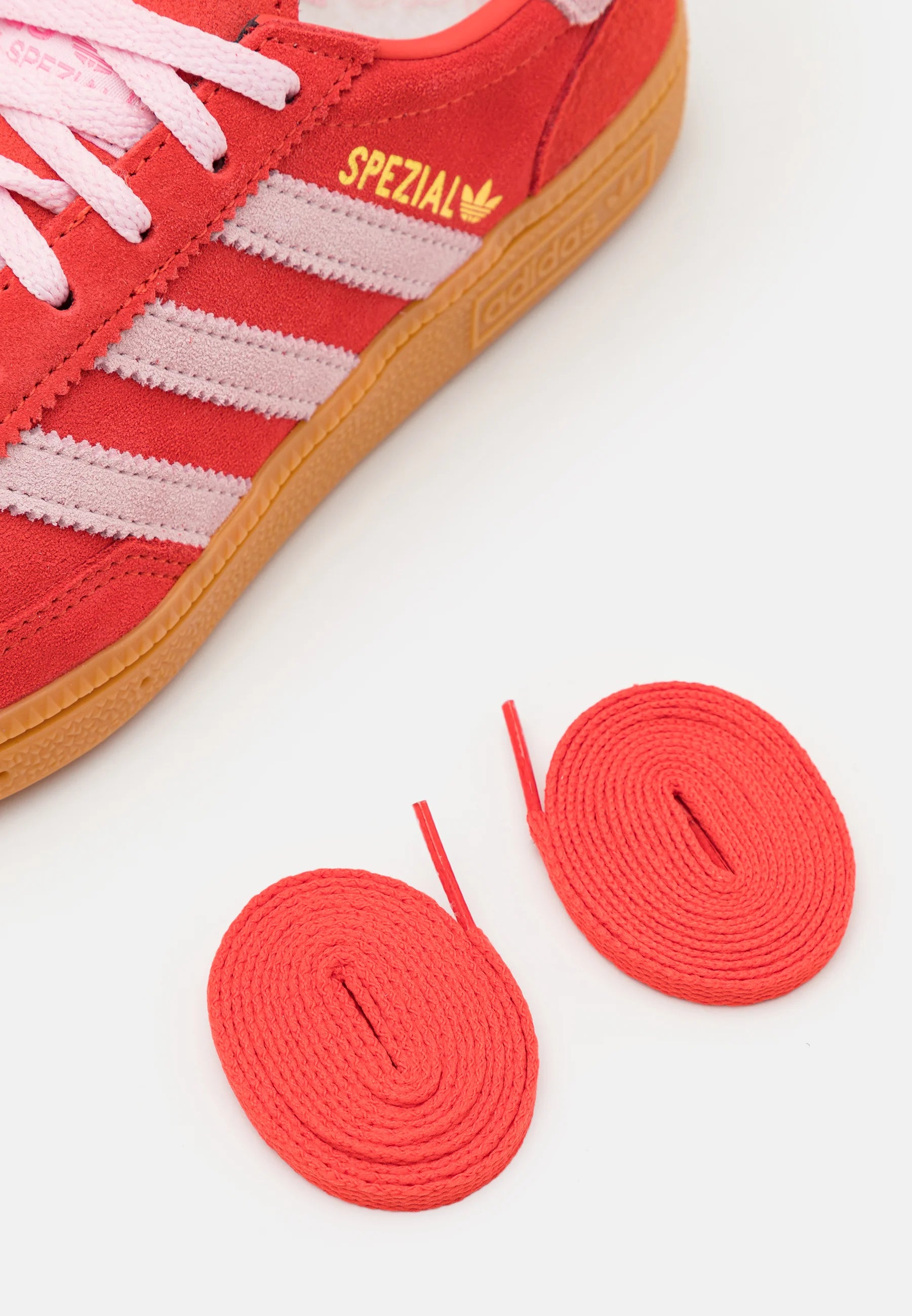 Adidas Handball Spezial Bright red Clear Pink
Shop dit næste par Handball Spezial. Disse Handball Spezial, er de perfekte sneaker til enhver lejlighed. Deres elegante design sikre dig en alsidig sneaker. 
Set fra med ekstra snørrebånd