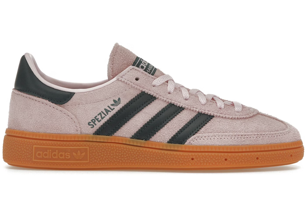 Adidas Handball Spezial Clear Pink
Shop dit næste par Handball Spezial. Disse Handball Spezial, er de perfekte sneaker til enhver lejlighed. Deres elegante design sikre dig en alsidig sneaker. 
set fra siden