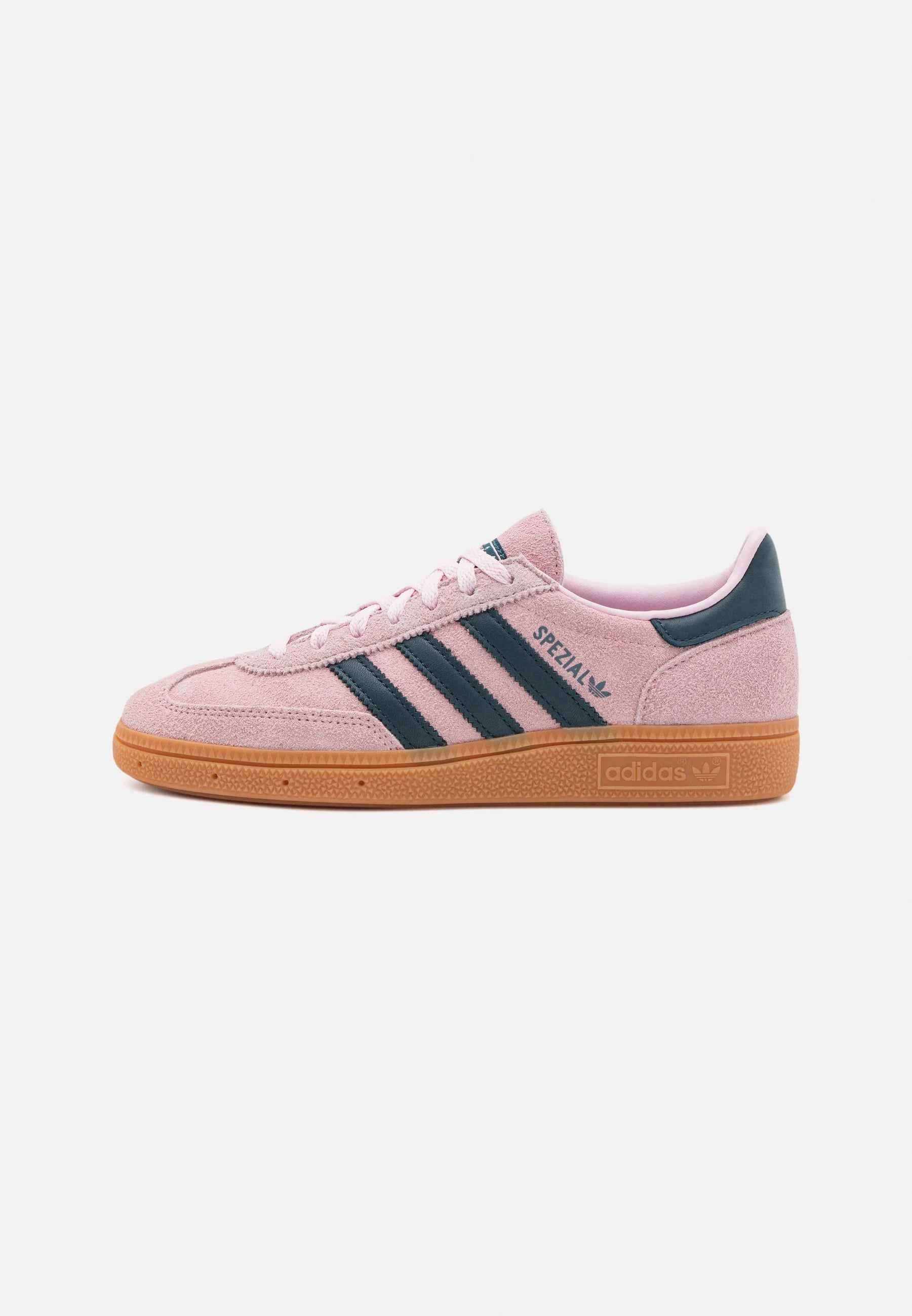 Adidas Handball Spezial Clear Pink
Shop dit næste par Handball Spezial. Disse Handball Spezial, er de perfekte sneaker til enhver lejlighed. Deres elegante design sikre dig en alsidig sneaker. 
set fra siden