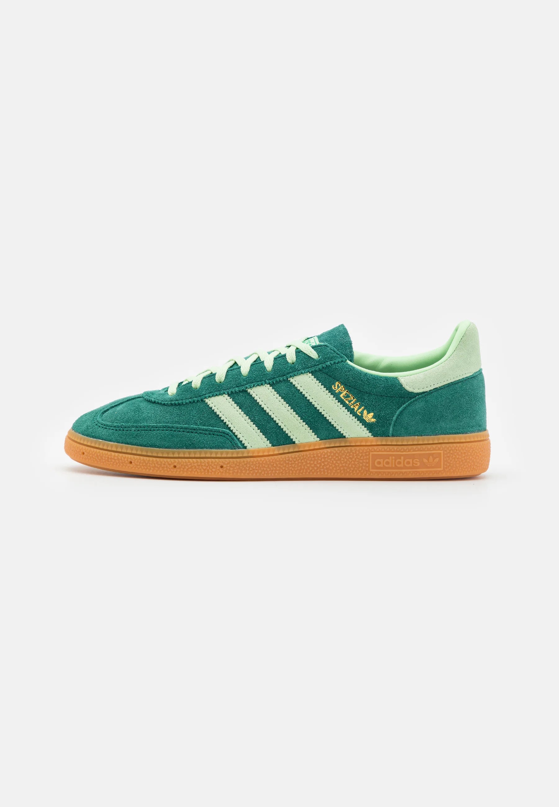 Adidas Handball Spezial Collegiate Green Semi Green Spark
Shop dit næste par Handball Spezial. Disse Handball Spezial, er de perfekte sneaker til enhver lejlighed. Deres elegante design sikre dig en alsidige sneaker. 
set fra siden