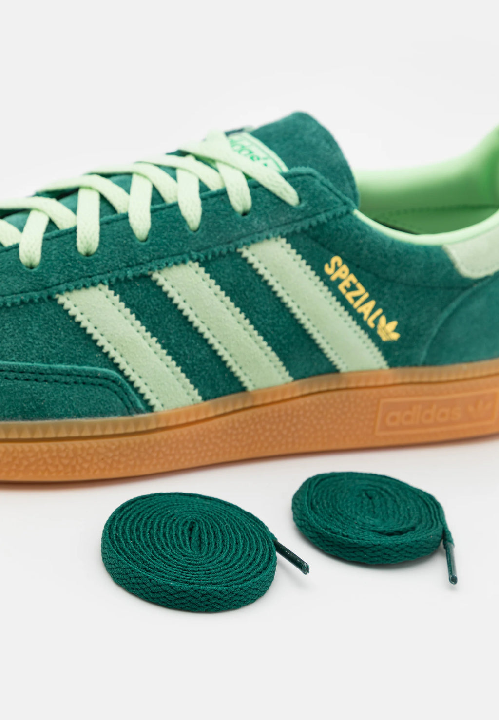 Adidas Handball Spezial Collegiate Green Semi Green Spark
Shop dit næste par Handball Spezial. Disse Handball Spezial, er de perfekte sneaker til enhver lejlighed. Deres elegante design sikre dig en alsidige sneaker. 
set fra siden med ekstra snørebånd