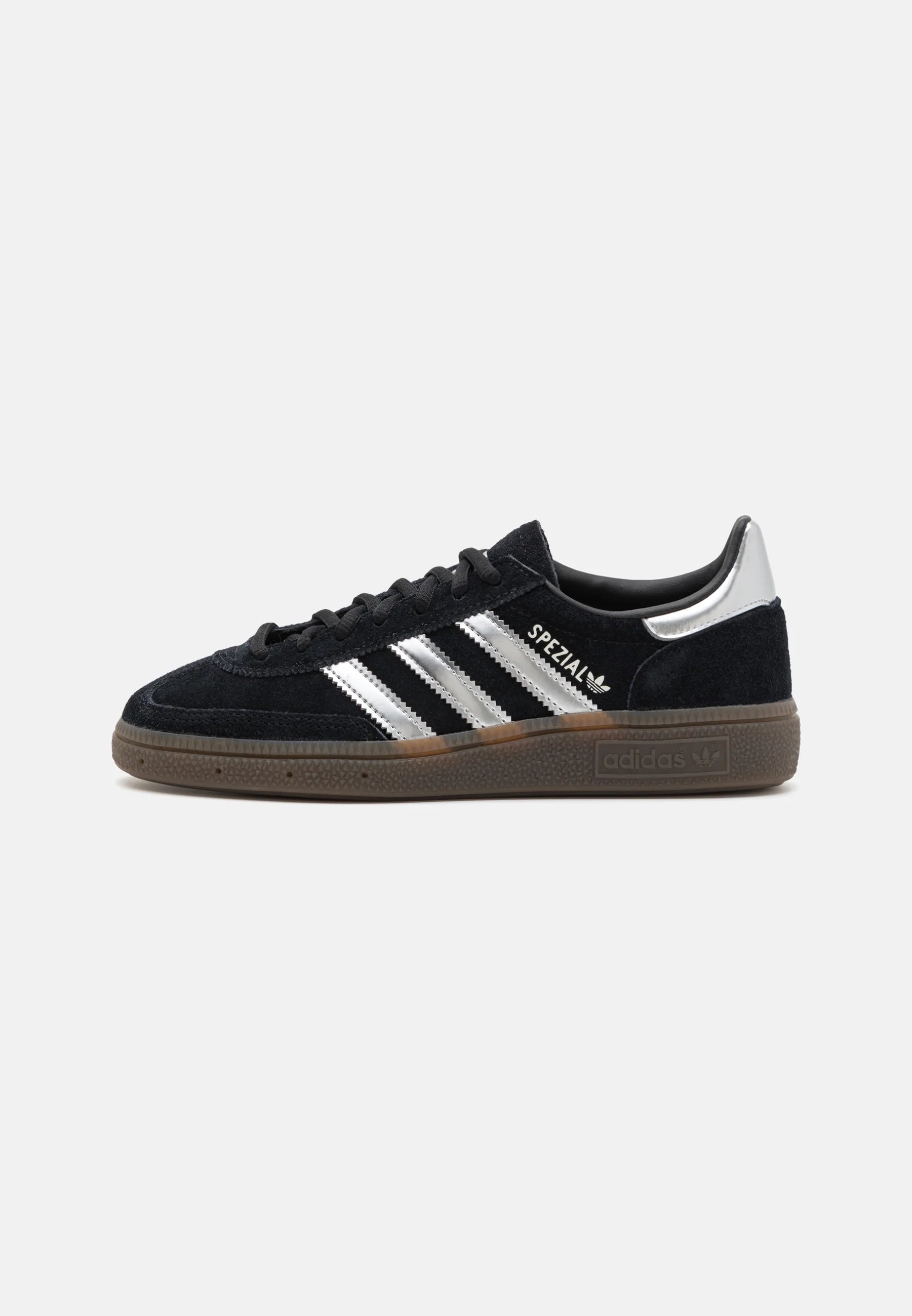 Adidas Handball Spezial Core Black Silver Metallic. 
Den perfekte sneaker, klassisk med et lille pift. Du får her en af de helt klassiske sneakers, med et lille twist. Den sikre et frisk og moderne look. Shop Adidas Handball Spezial idag
set fra siden