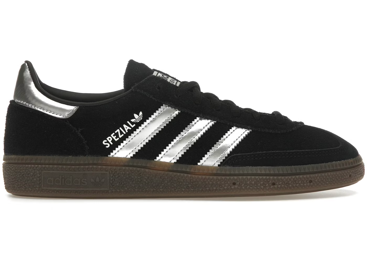 Adidas Handball Spezial Core Black Silver Metallic. 
Den perfekte sneaker, klassisk med et lille pift. Du får her en af de helt klassiske sneakers, med et lille twist. Den sikre et frisk og moderne look. Shop Adidas Handball Spezial idag
Set fra siden