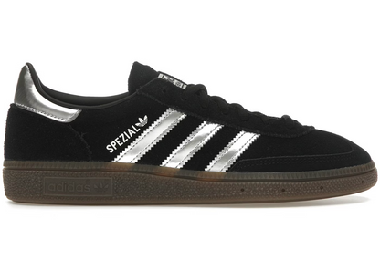Adidas Handball Spezial Core Black Silver Metallic. 
Den perfekte sneaker, klassisk med et lille pift. Du får her en af de helt klassiske sneakers, med et lille twist. Den sikre et frisk og moderne look. Shop Adidas Handball Spezial idag
Set fra siden
