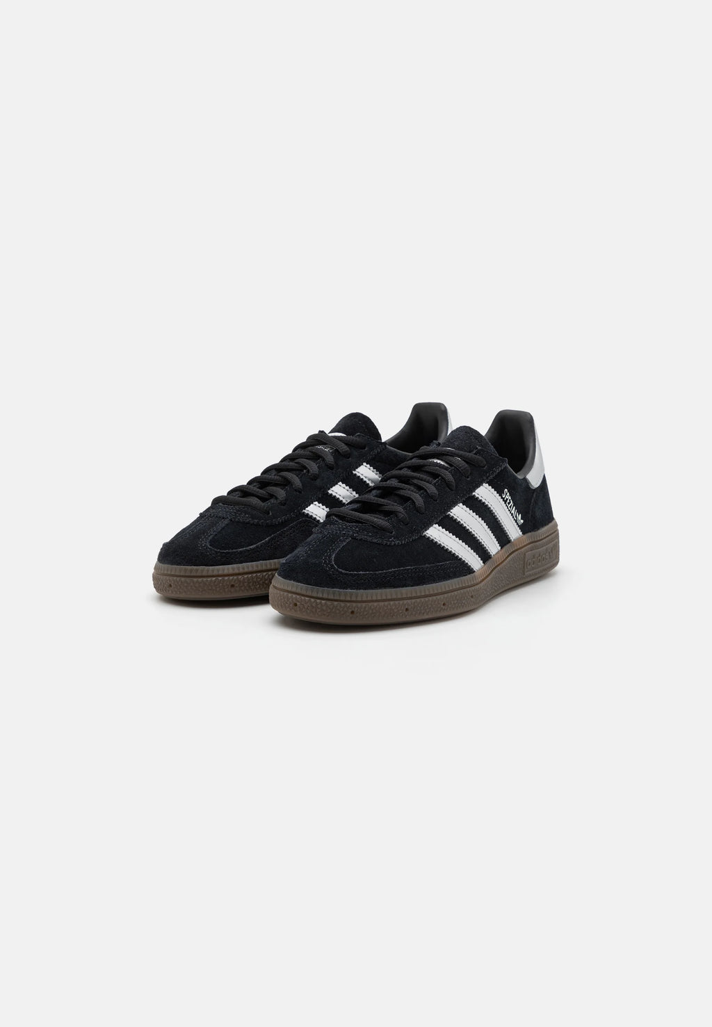 Adidas Handball Spezial Core Black Silver Metallic. 
Den perfekte sneaker, klassisk med et lille pift. Du får her en af de helt klassiske sneakers, med et lille twist. Den sikre et frisk og moderne look. Shop Adidas Handball Spezial idag
set fra toppen 