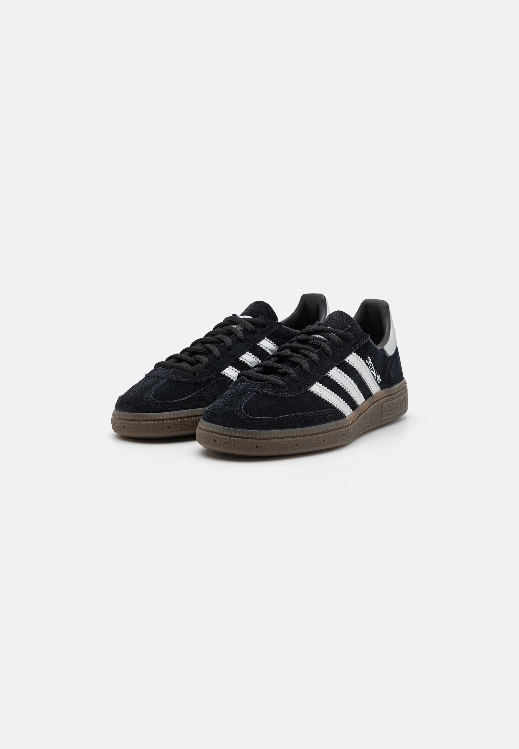 Adidas Handball Spezial Core Black Silver Metallic. 
Den perfekte sneaker, klassisk med et lille pift. Du får her en af de helt klassiske sneakers, med et lille twist. Den sikre et frisk og moderne look. Shop Adidas Handball Spezial idag
set fra toppen 