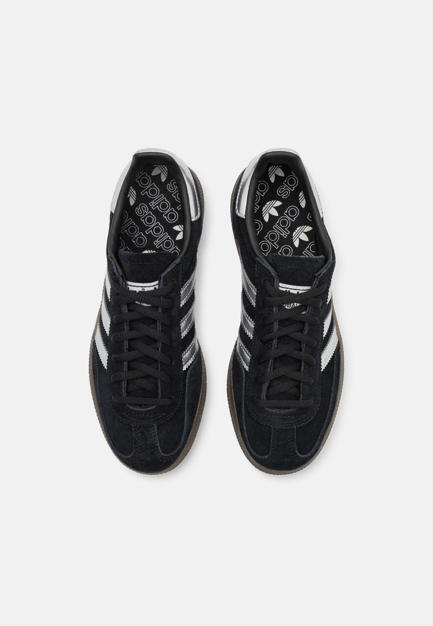 Adidas Handball Spezial Core Black Silver Metallic. 
Den perfekte sneaker, klassisk med et lille pift. Du får her en af de helt klassiske sneakers, med et lille twist. Den sikre et frisk og moderne look. Shop Adidas Handball Spezial idag
set fra toppen