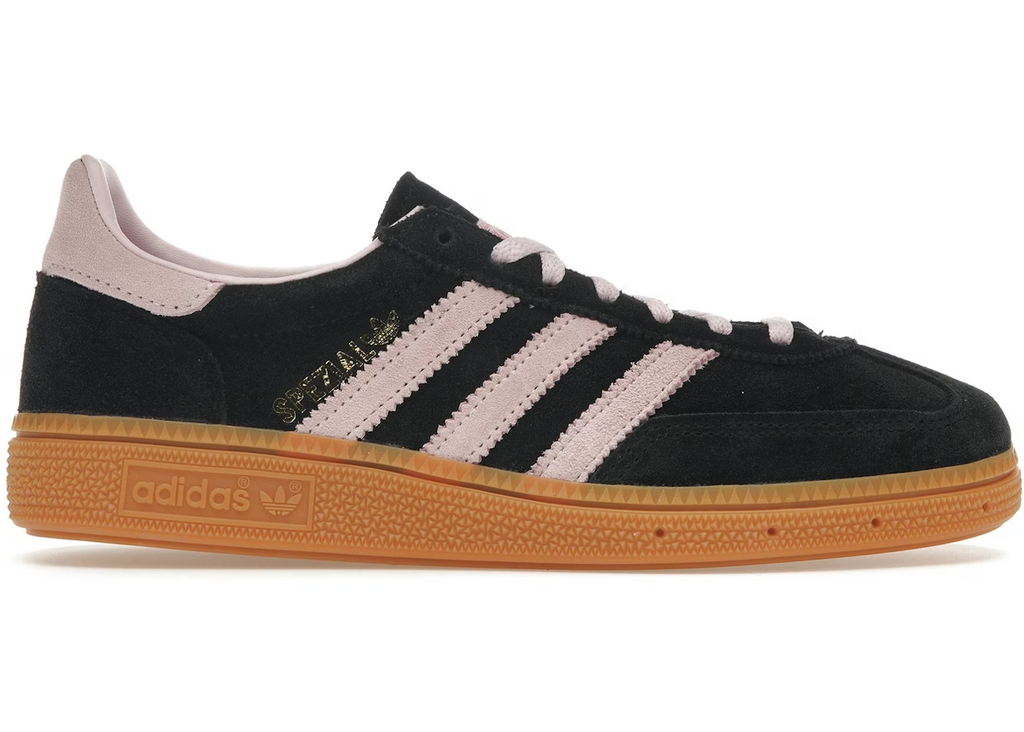 Adidas Handball Spezial Core black clear pink
Shop dit næste par Handball Spezial. Disse Handball Spezial, er de perfekte sneaker til enhver lejlighed. Deres elegante design sikre dig en alsidig sneaker. 
Set fra siden
