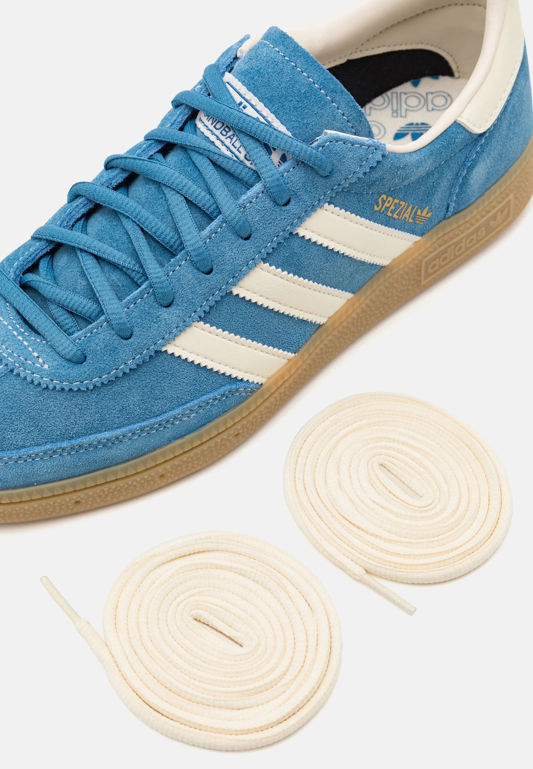 Adidas Handball Spezial Core blue cream white
Shop dit næste par Handball Spezial. Disse Handball Spezial Wonder Silver, er de perfekte sneaker til enhver lejlighed. Deres elegante design sikre dig en alsidig sneaker. 
Set med ekstra snørrebånd 