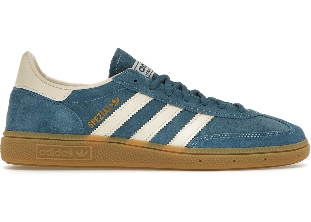 Adidas Handball Spezial Cream_blue
Shop dit næste par Handball Spezial. Disse Handball Spezial Wonder Silver, er de perfekte sneaker til enhver lejlighed. Deres elegante design sikre dig en alsidig sneaker. 
Set fra siden