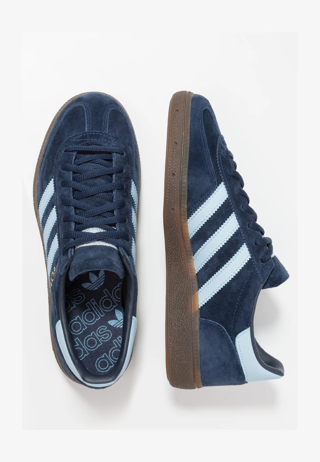 Adidas Handball Spezial Navy Gum 
Shop denne stilede sneaker fra adidas her hos os. Du kan få Den adidas Handball spezial model, til en konkurrence dygtig pris. 
Set fra oven