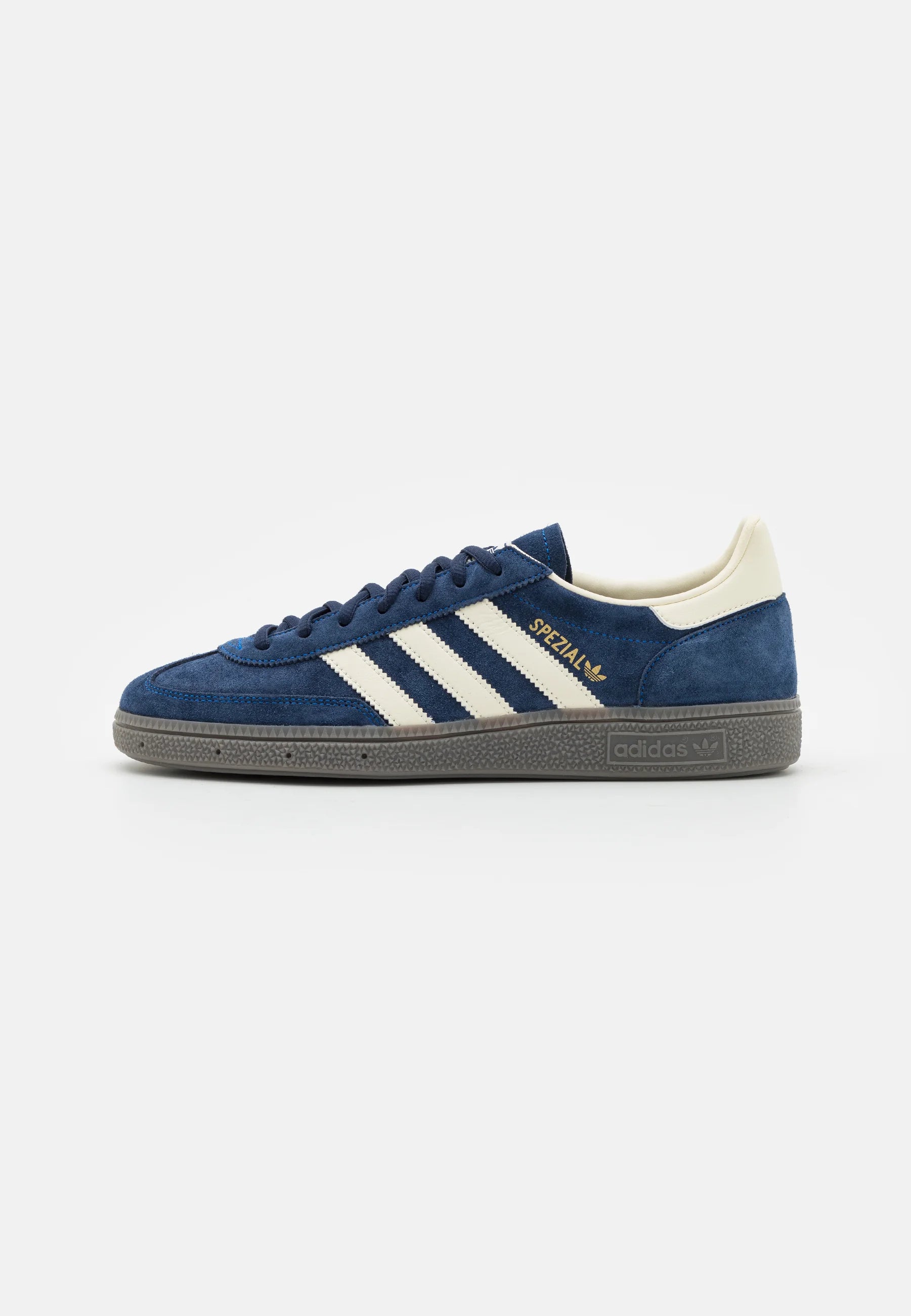 Adidas Handball Spezial Navy cream white 
Shop dit næste par Handball Spezial. Disse Handball Spezial, er de perfekte sneaker til enhver lejlighed. Deres elegante design sikre dig en alsidig sneaker. 
Set fra siden