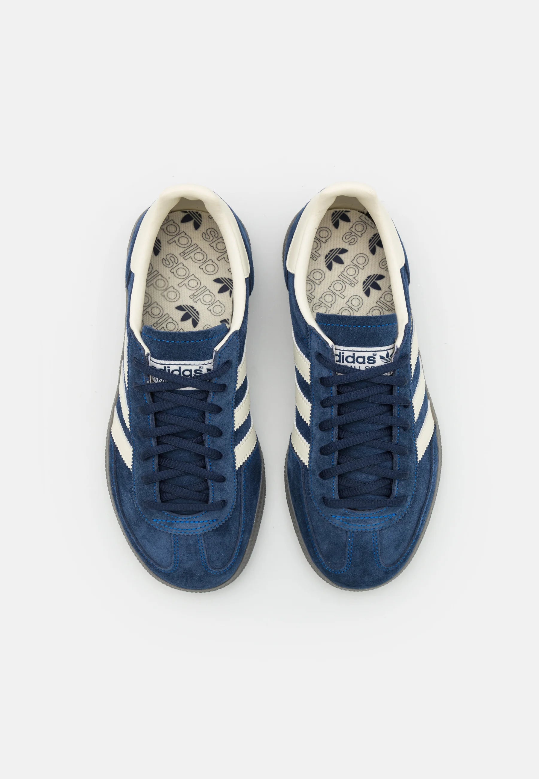 Adidas Handball Spezial Night Navy cream white 
Shop dit næste par Handball Spezial. Disse Handball Spezial, er de perfekte sneaker til enhver lejlighed. Deres elegante design sikre dig en alsidig sneaker. 
set fra toppen