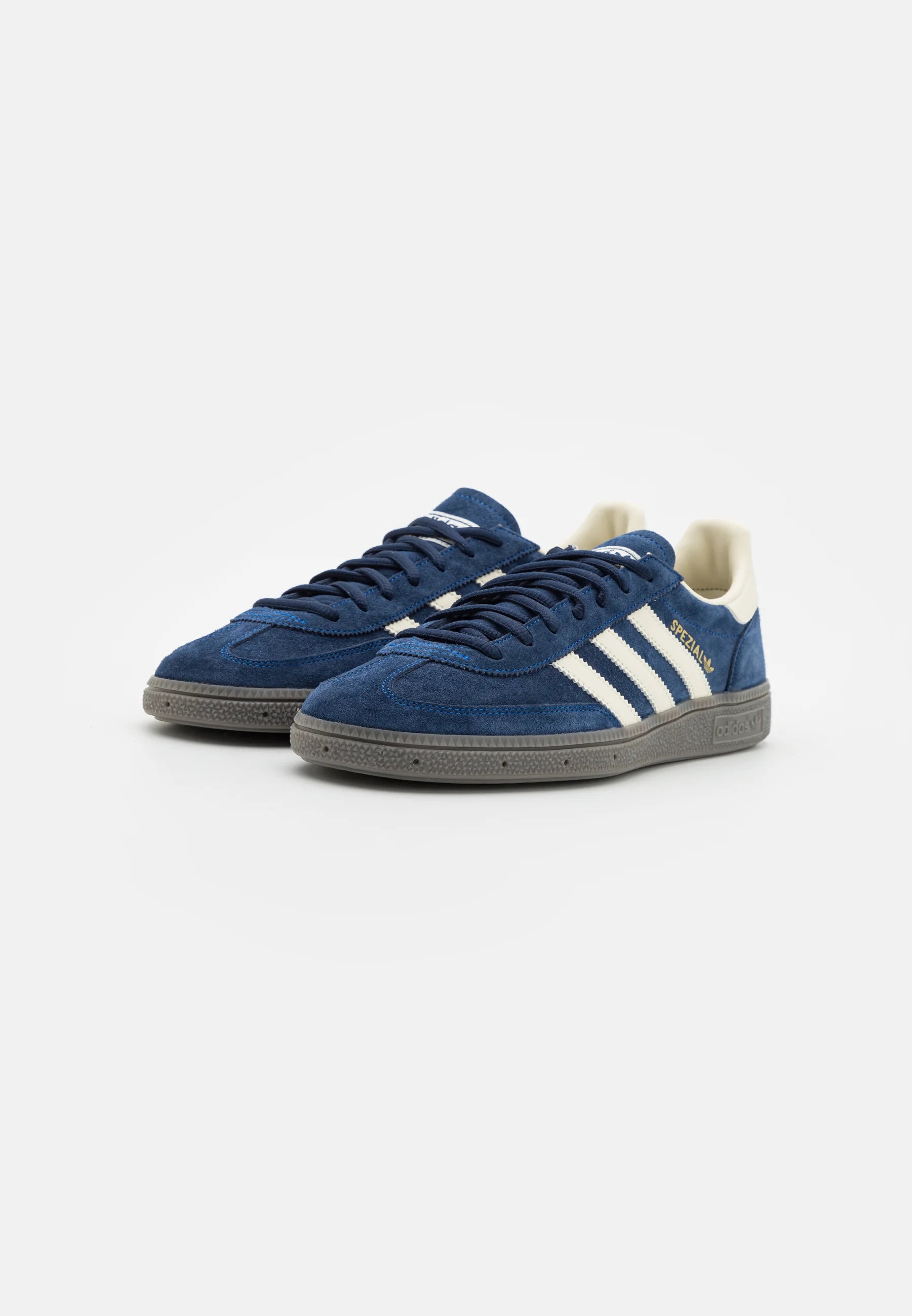 Adidas Handball Spezial Night Navy cream white 
Shop dit næste par Handball Spezial. Disse Handball Spezial, er de perfekte sneaker til enhver lejlighed. Deres elegante design sikre dig en alsidig sneaker. 
set samlet
