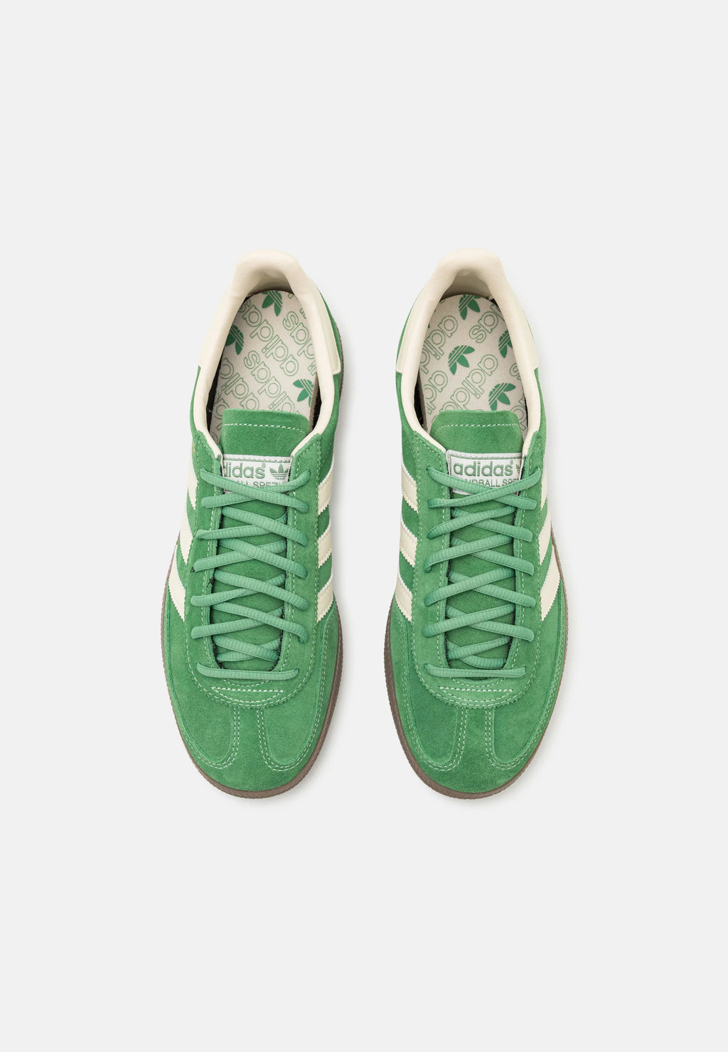Adidas Handball Spezial Preloved Green
Shop dit næste par Handball Spezial. Disse Handball Spezial, er de perfekte sneaker til enhver lejlighed. Deres elegante design sikre dig en alsidig sneaker. 
Top view