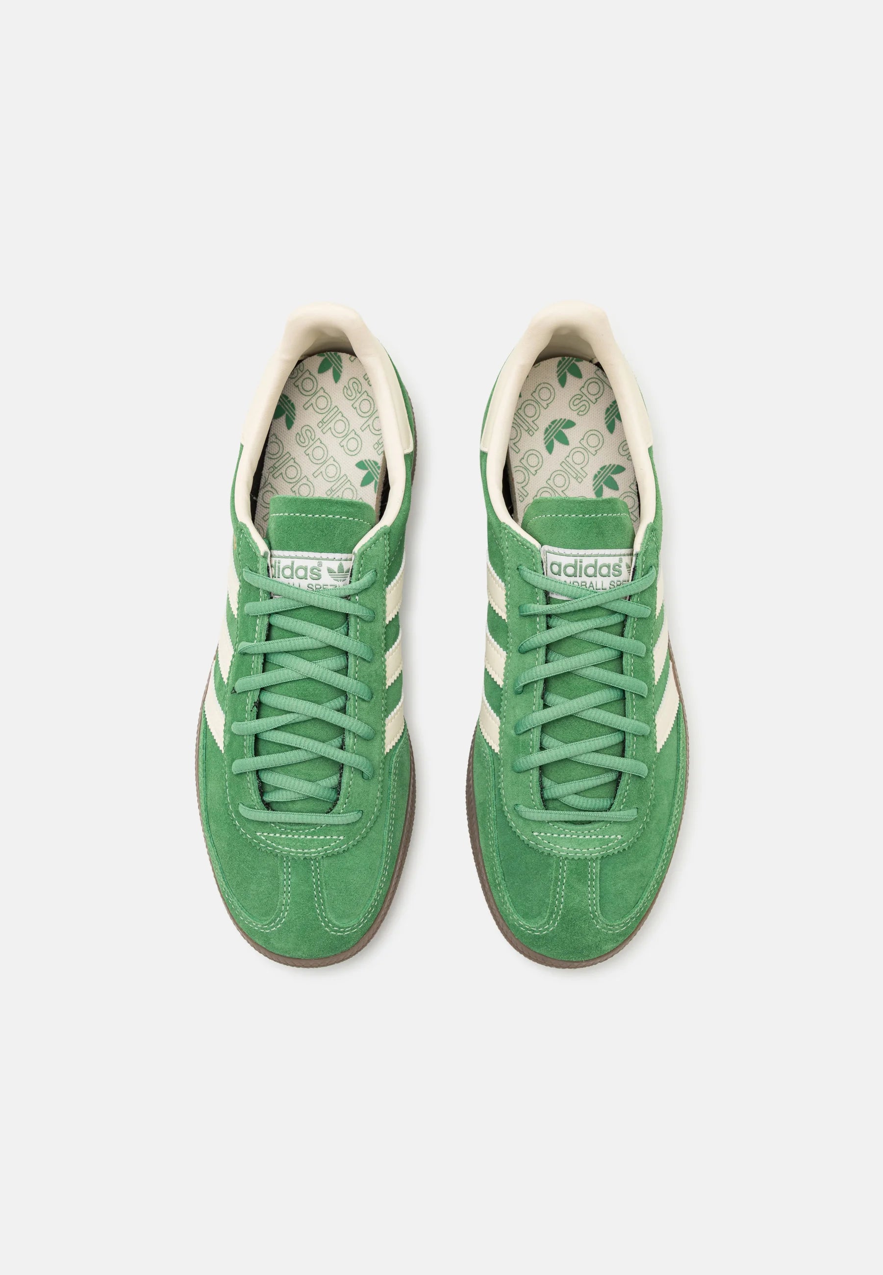 Adidas Handball Spezial Preloved Green
Shop dit næste par Handball Spezial. Disse Handball Spezial, er de perfekte sneaker til enhver lejlighed. Deres elegante design sikre dig en alsidig sneaker. 
Top view
