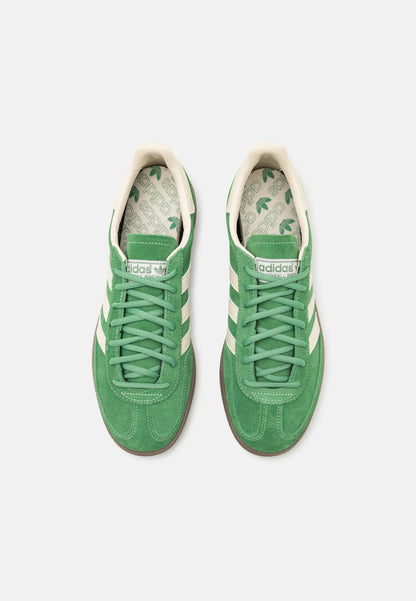 Adidas Handball Spezial Preloved Green
Shop dit næste par Handball Spezial. Disse Handball Spezial, er de perfekte sneaker til enhver lejlighed. Deres elegante design sikre dig en alsidig sneaker. 
Top view