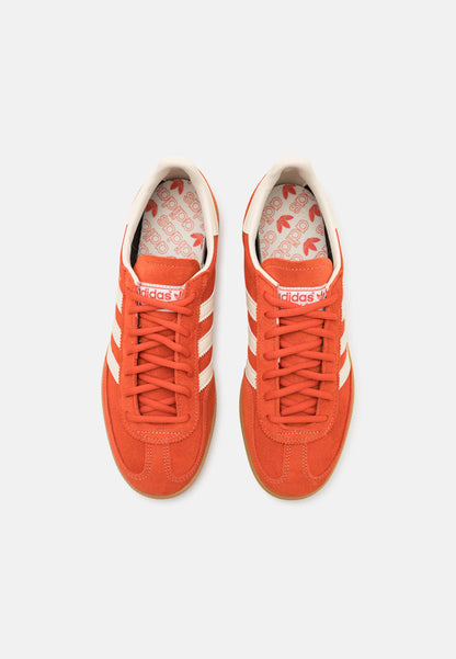 Adidas Handball Spezial Preloved Red
Shop dit næste par Handball Spezial. Disse Handball Spezial, er de perfekte sneaker til enhver lejlighed. Deres elegante design sikre dig en alsidig sneaker. 
top view